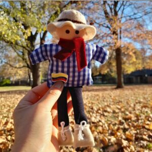 Muñeco de Año Viejo artesanal, relleno y vestido con ropa de colores, ideal para celebrar el fin de año, producto solidario de la fundación