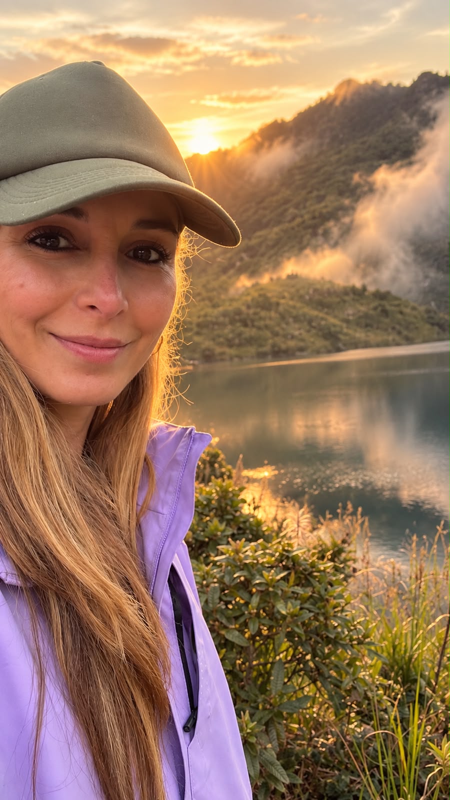 Karen Manrique sonriendo al amanecer junto a una laguna